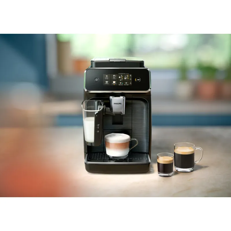 Philips Série 2200 a preparar um cappuccino com batedor de leite clássico